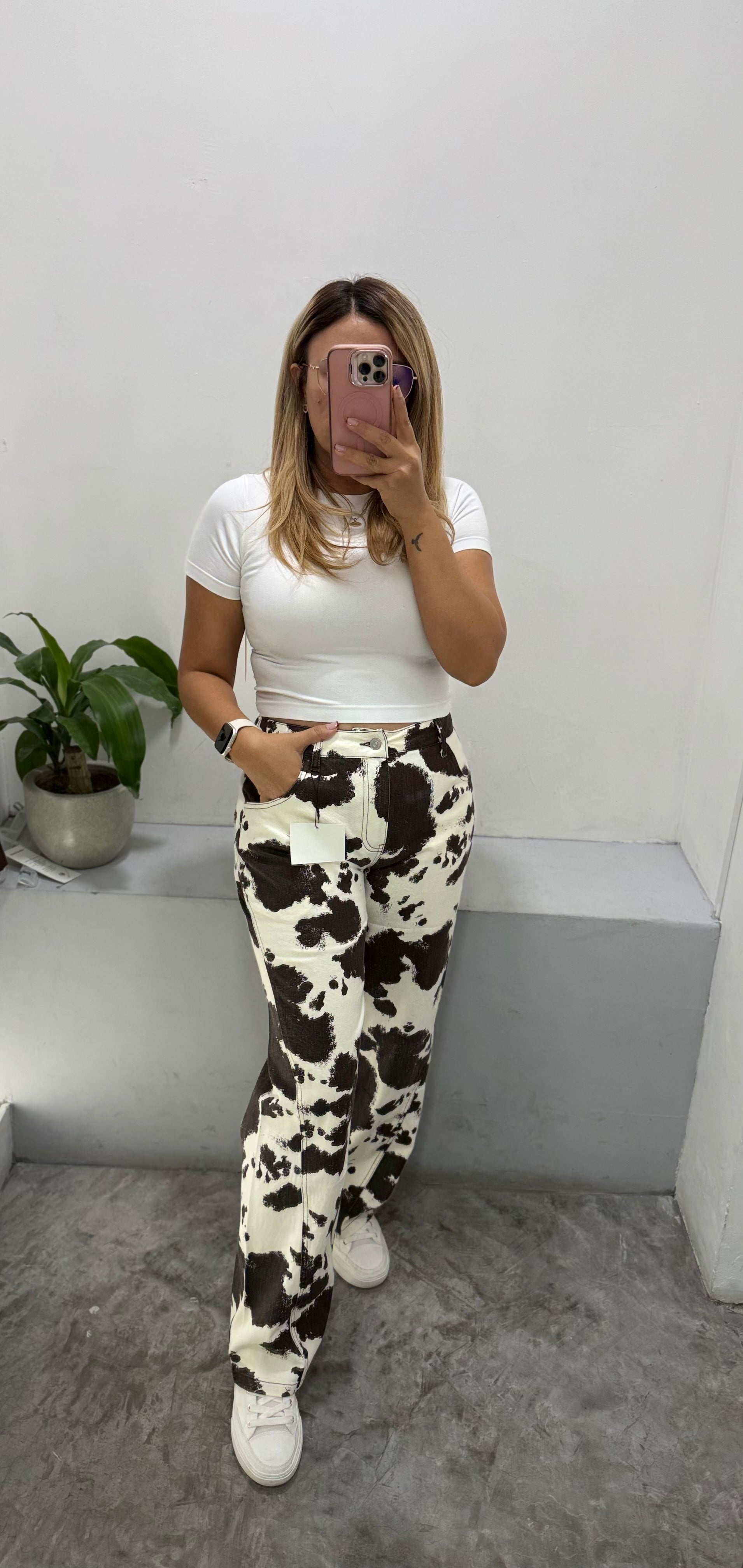 Pantalón de Mezclilla Color Crema Estampado de Vaca Color Café